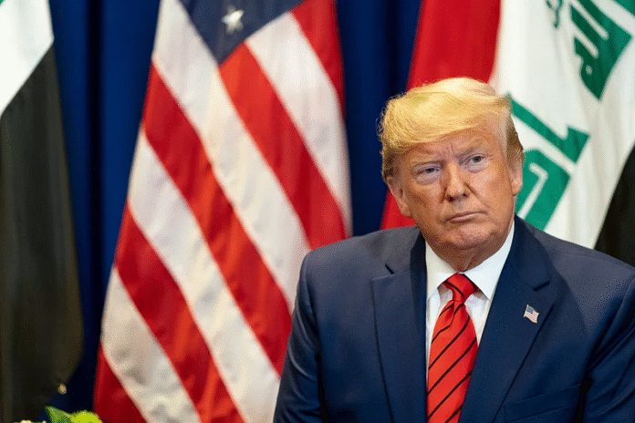 Imagem do presidente Trump na frente de uma bandeira dos Estados Unidos. Foto: Creative Commons.