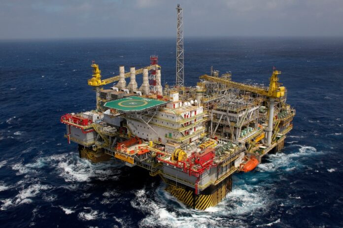 Plataforma de petróleo da Petrobras no oceano, símbolo da dependência fóssil e do desafio da descarbonização da Petrobras.