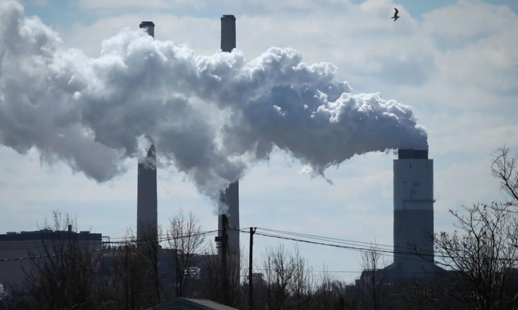 Chaminés de uma usina a carvão nos Estados Unidos liberando fumaça, associadas ao aumento das emissões de CO2