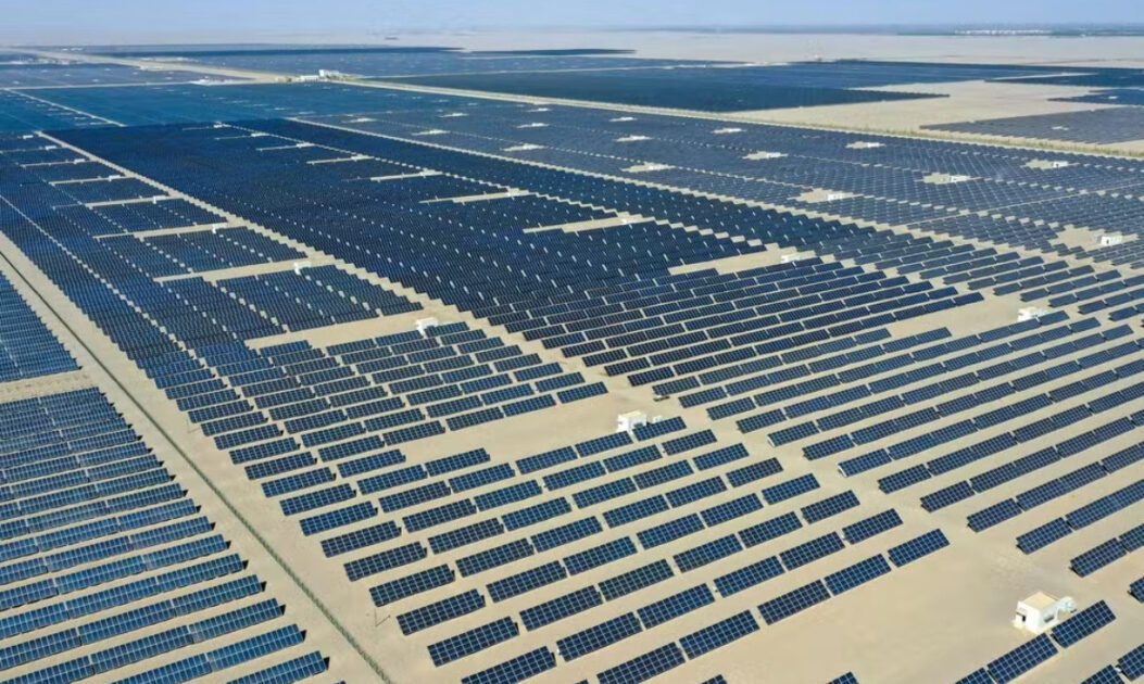 Usina solar na China com milhares de painéis fotovoltaicos, simbolizando a redução nas emissões de CO2.