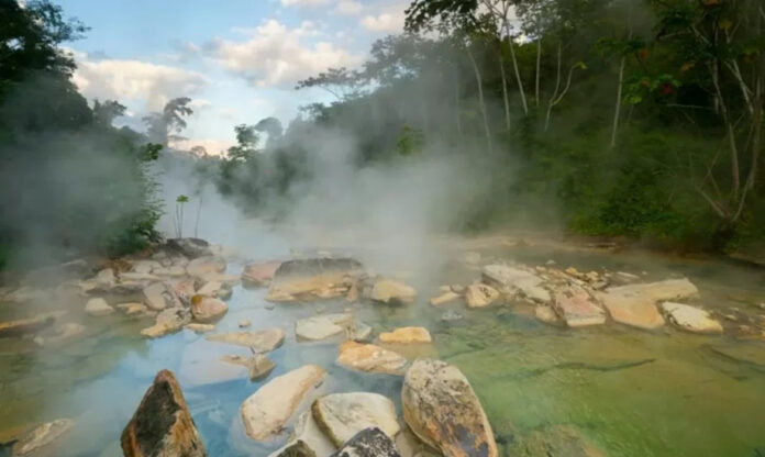Água quente e pedras cobertas de vapor no rio fervente da Amazônia.