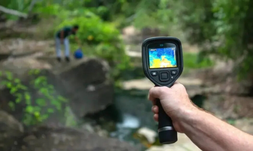 Medição de temperatura no rio fervente da Amazônia com câmera térmica.