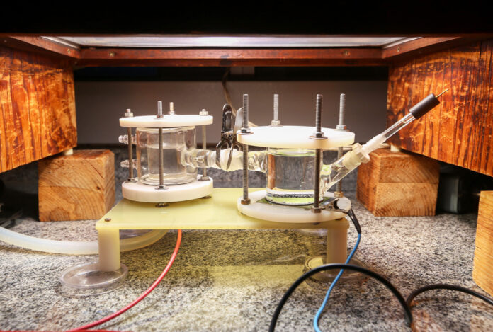 Reator solar desenvolvido pela Unicamp para descontaminação de água e conversão de CO₂ em etanol.