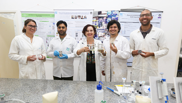 Equipe de pesquisadores da Unicamp apresentando o reator solar desenvolvido no Instituto de Química.