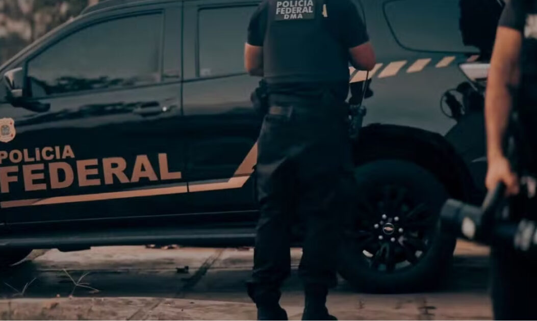 Policiais federais durante operação que combate garimpo ilegal de cassiterita na Terra Yanomami.