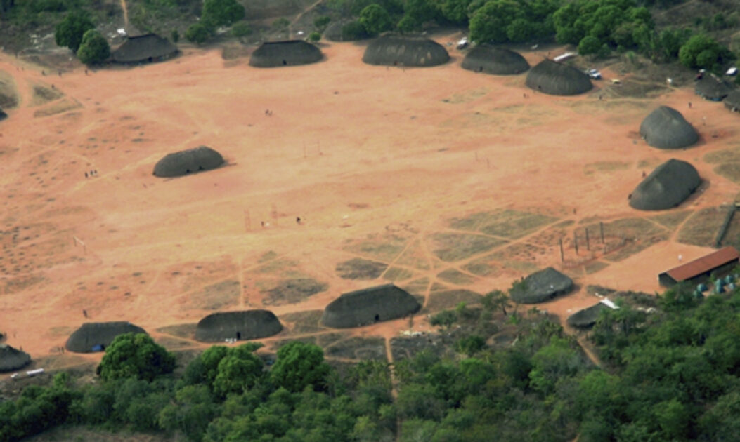 Imagem aérea da Terra Indígena Pequizal do Naruvôtu, mostrando floresta amazônica preservada e áreas pressionadas pela pecuária