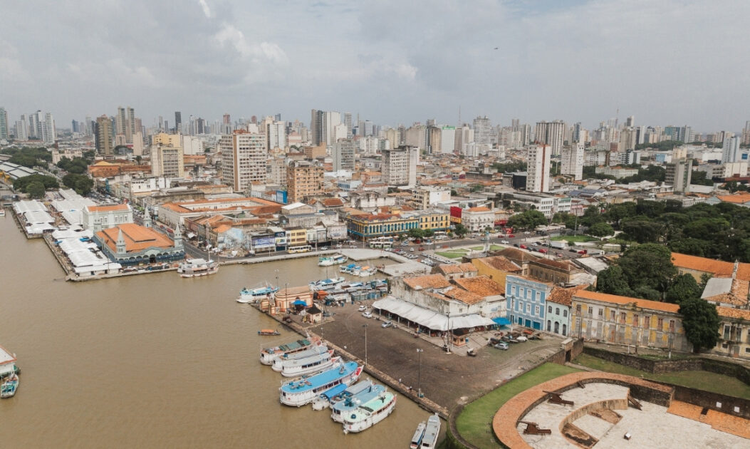 Vista aérea de Belém do Pará, cidade-sede da COP30, onde o governo subsidia hospedagem.