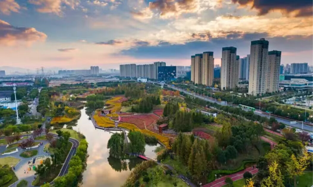 Vista panorâmica de cidade chinesa adaptada com o modelo de cidades-esponja.