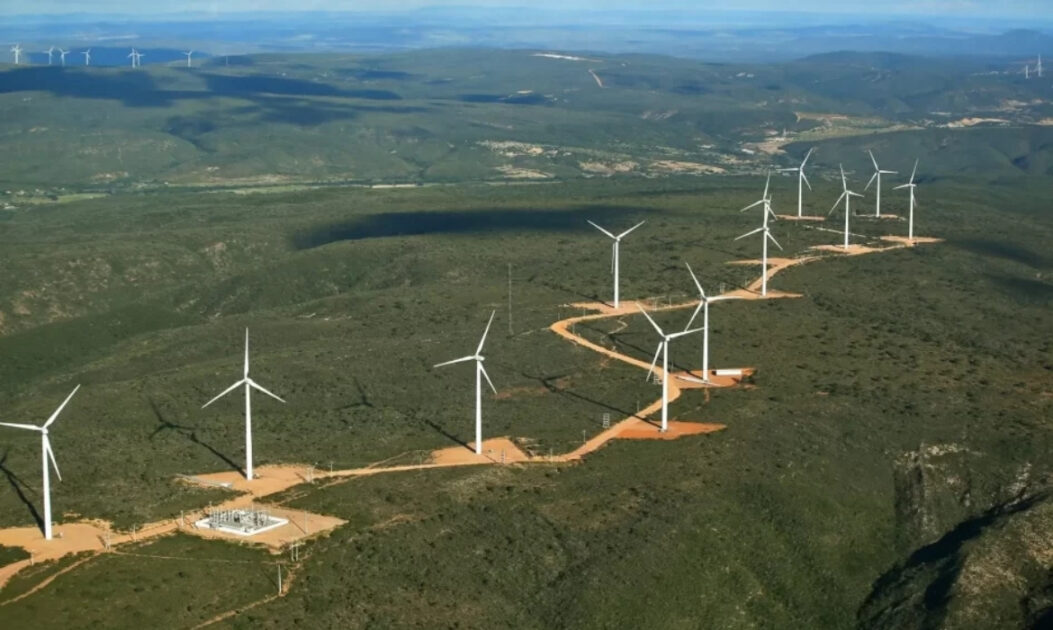 Vista de parque eólico e usina solar no Brasil, representando o caminho da descarbonização da Petrobras e da transição energética.