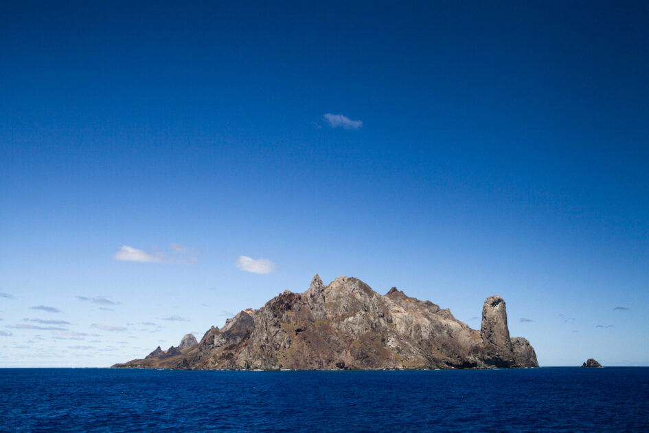 Vista aérea da Ilha da Trindade, no Espírito Santo, área de proteção ambiental no Atlântico.