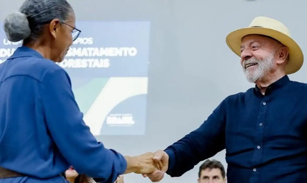 Presidente Lula e ministra Marina Silva durante evento de lançamento do programa contra desmatamento na Amazônia, com foco em prefeitos e comunidades.