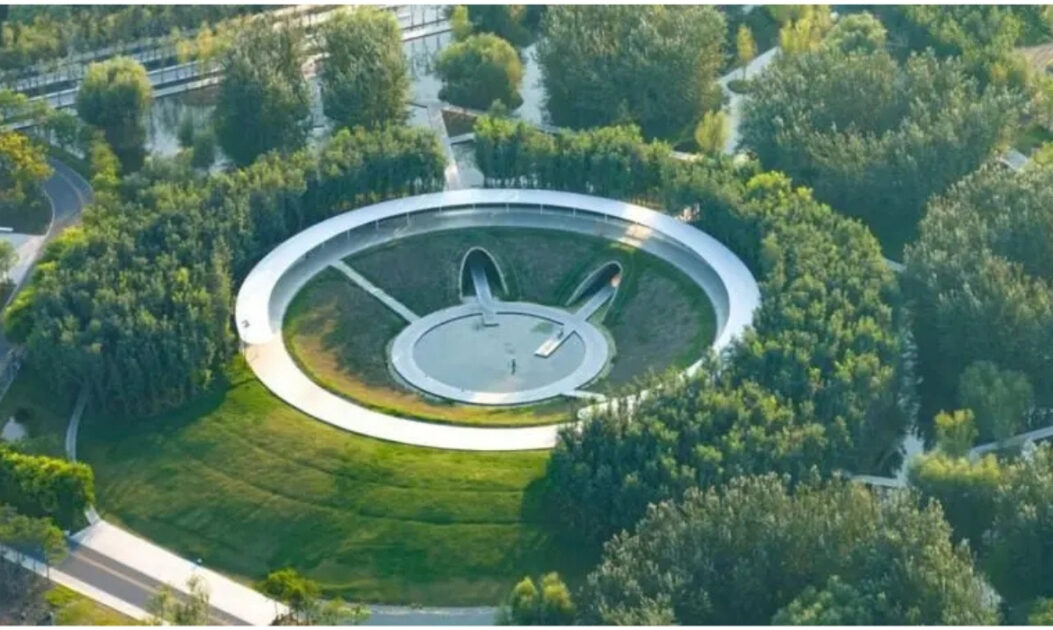 Parque urbano na China com conceito de cidades-esponja, áreas verdes e lagos de retenção.