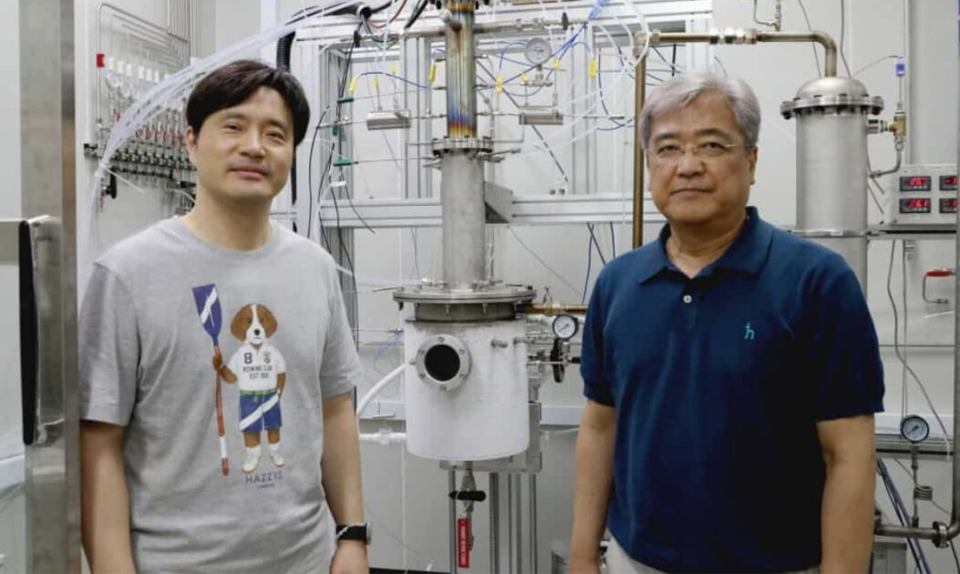 Dois pesquisadores sul-coreanos posam no laboratório.