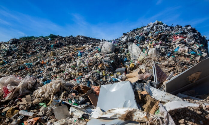 Pilha de resíduos plásticos mistos com garrafas, embalagens e sacolas coloridas antes da reciclagem.
