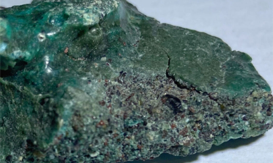 Rochas de plástico formadas pela fusão de resíduos e sedimentos naturais na Ilha da Trindade.