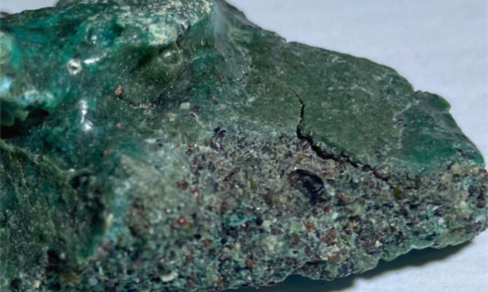 Rochas de plástico formadas pela fusão de resíduos e sedimentos naturais na Ilha da Trindade.