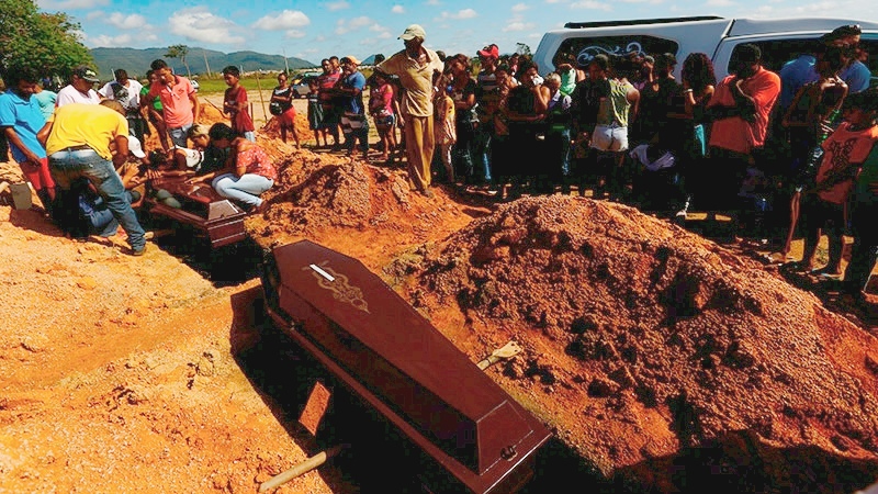 Enterro coletivo de dez trabalhadores rurais mortos em Pau D’Arco (PA), a maior chacina no campo desde 1996.