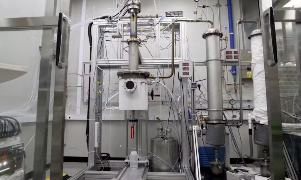 Tocha de plasma alimentada por hidrogênio em funcionamento no laboratório, usada para reciclar plástico.