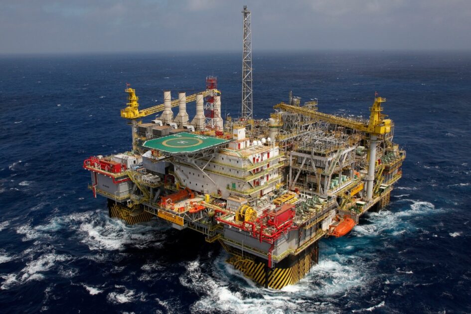 Imagem de infraestrutura de petróleo financiada por membros da aliança climática global de bancos