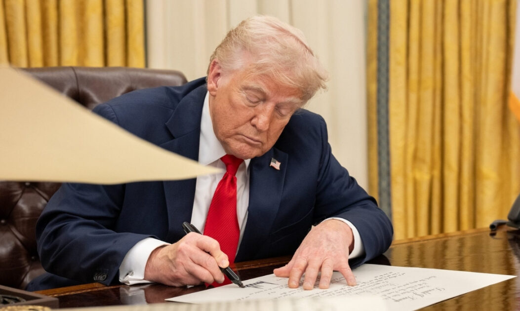 Donald Trump, durante seu mandato, assinando ordem executiva; pressão política do ex-presidente levou à debandada de bancos da aliança climática global.