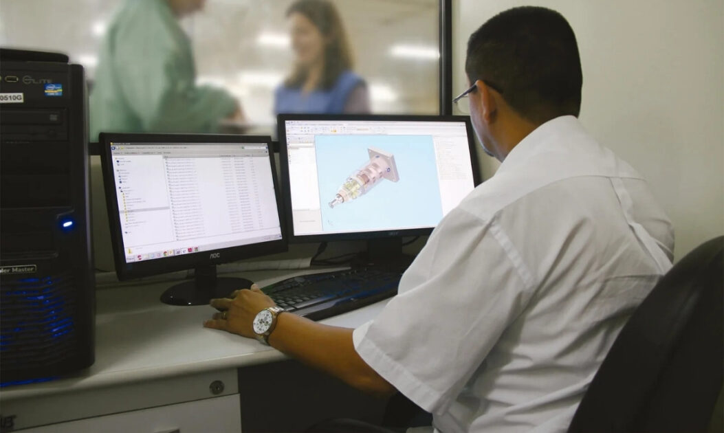 Imagem de engenheiro do IBBI em escritório realizando pesquisa tecnológica. 