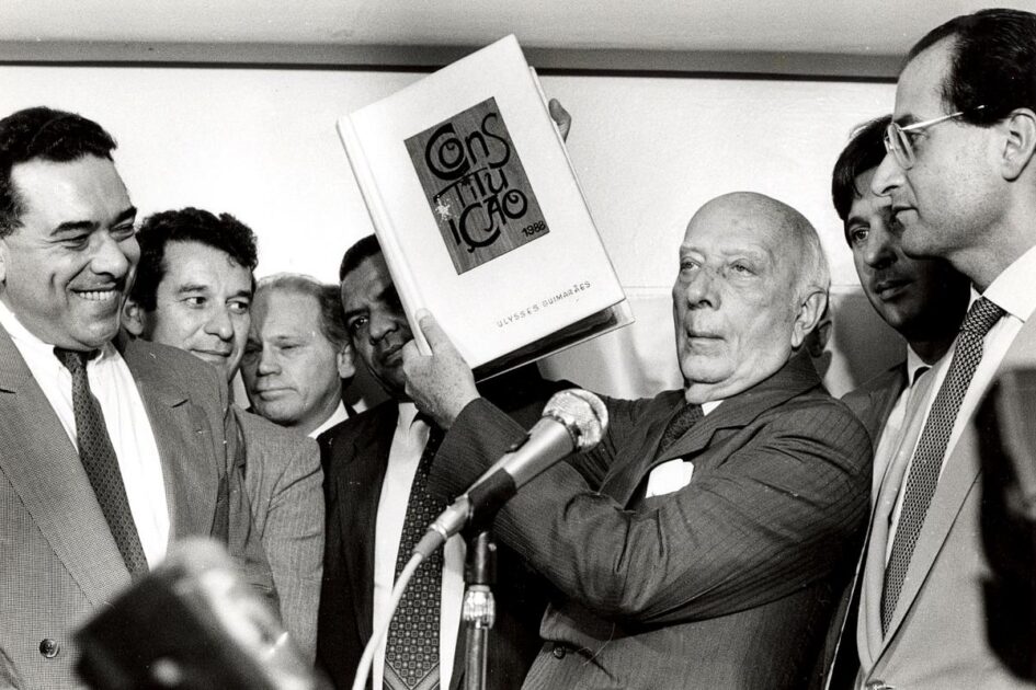 A conta de faz-de-conta: o erro estrutural nos gastos tributários da ZFM 1 Ulysses Guimaraes apresenta a Constituicao Cidada promulgada em 1988. Foto Arquivo ABr 1