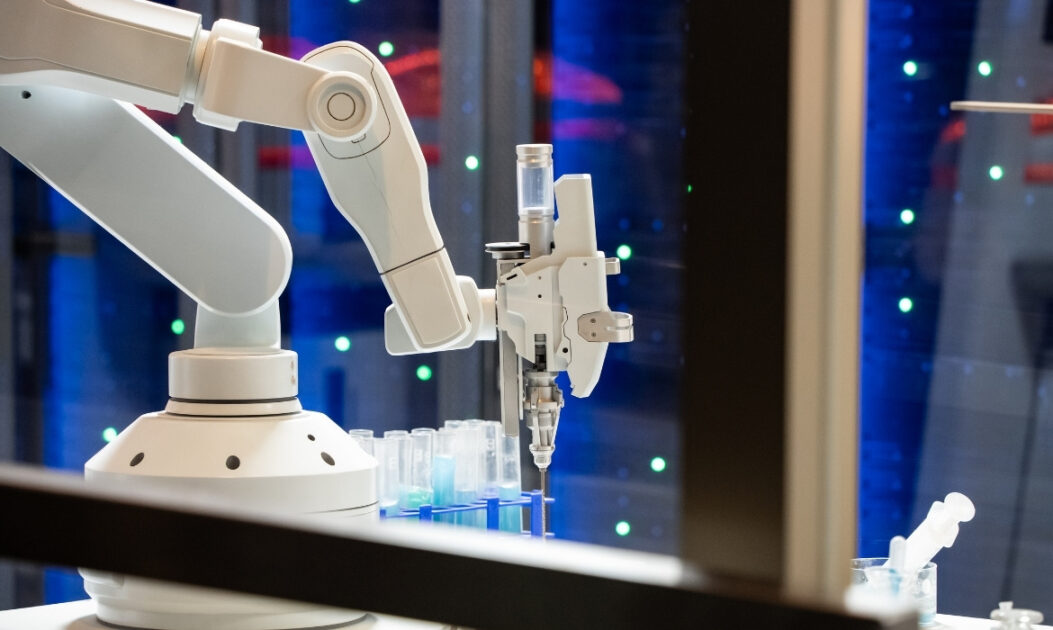 Braço robótico colaborativo sendo usado em processo industrial.