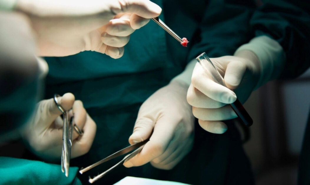 Equipe médica utilizando instrumentos cirúrgicos, simbolizando aplicações biomiméticas em terapias e procedimentos de precisão