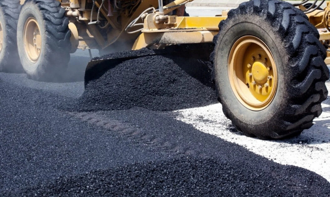 Imagem de brita sendo usada para pavimentação.