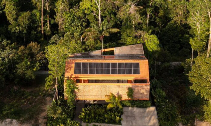 Imagem aérea da Casa Pupunha, casa sustentável em Manaus que virou referência de arquitetura.