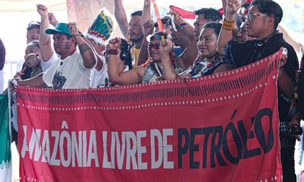 Ministério do Meio Ambiente justifica licença da Petrobras para perfuração na Foz do Amazonas 2 Grupo indígena em manifestação, segurando faixas e cartazes contra exploração de petróleo na Foz do Amazonas.