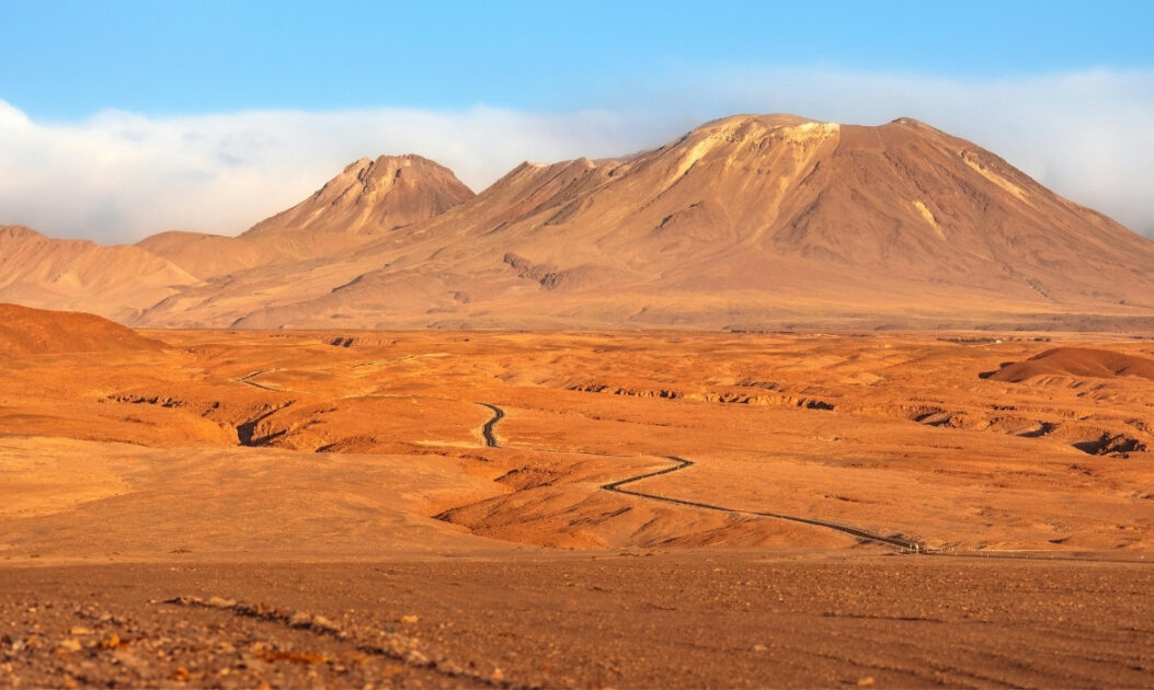 Paisagem árida do deserto do Atacama, no norte do Chile, sob céu limpo e solo rochoso. Por isso é ambiente ideal para impulsionar desenvolvimento de plantas resistentes à seca.