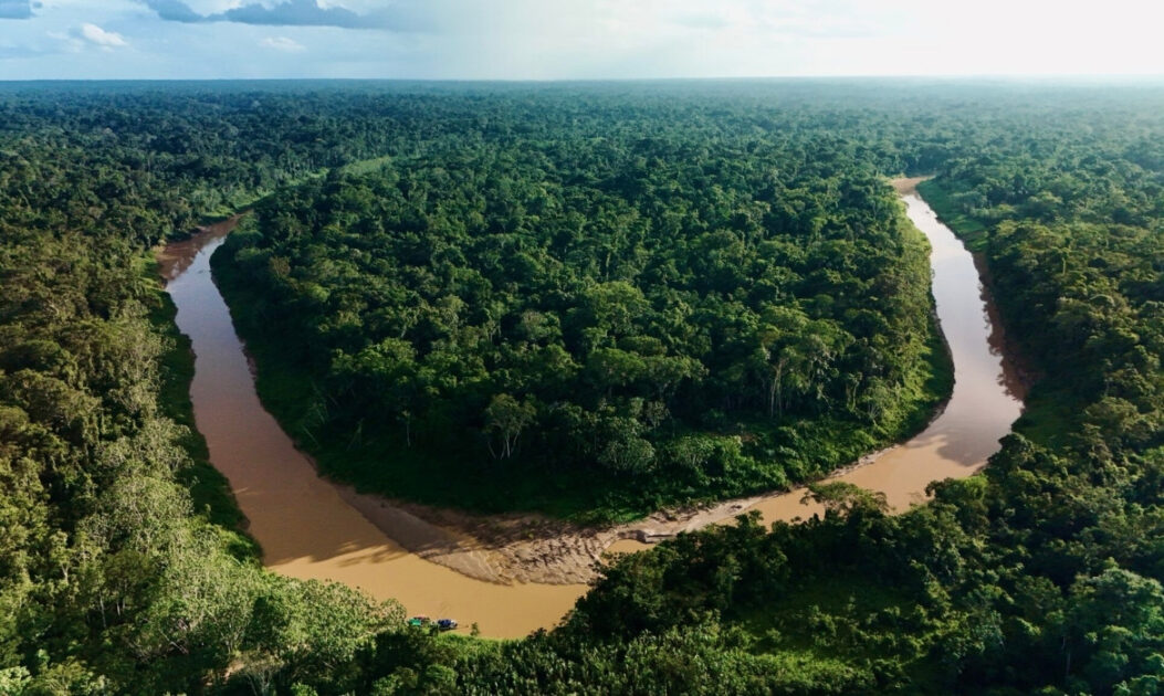Vista aérea da Amazônia com áreas verdes preservadas. simbolizando diminuição das áreas queimadas na Amazônia.