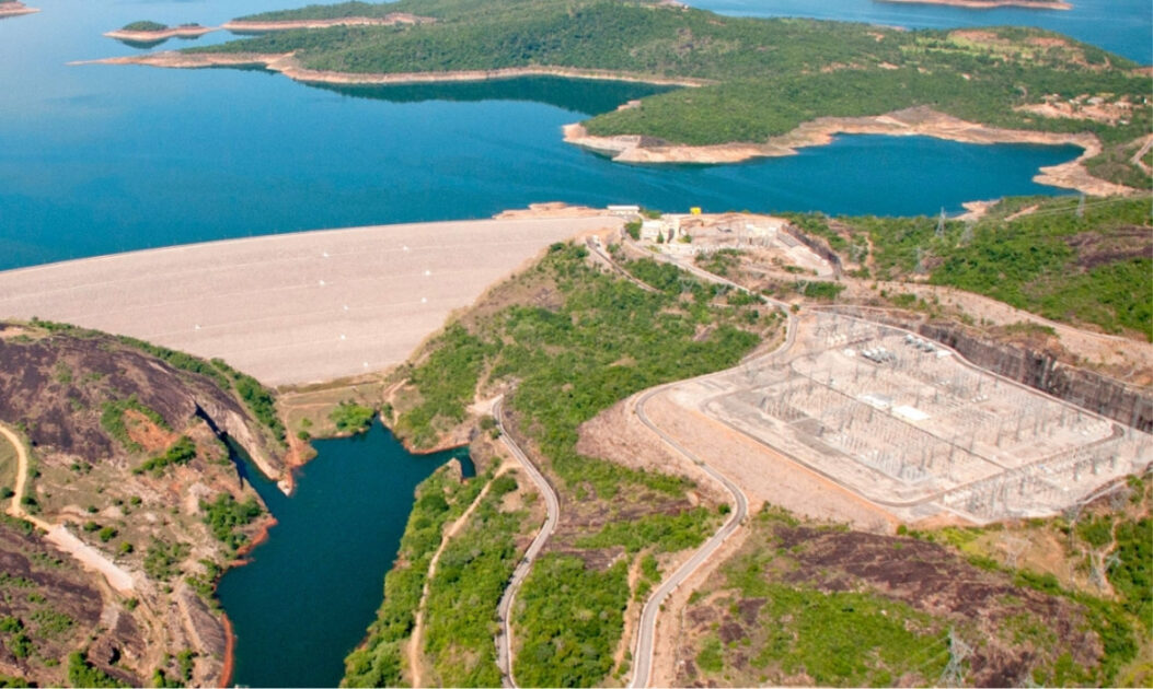 Imagem aérea da hidrelétrica de Serra da Mesa mostra reservatório e áreas alagadas no bioma Cerrado.