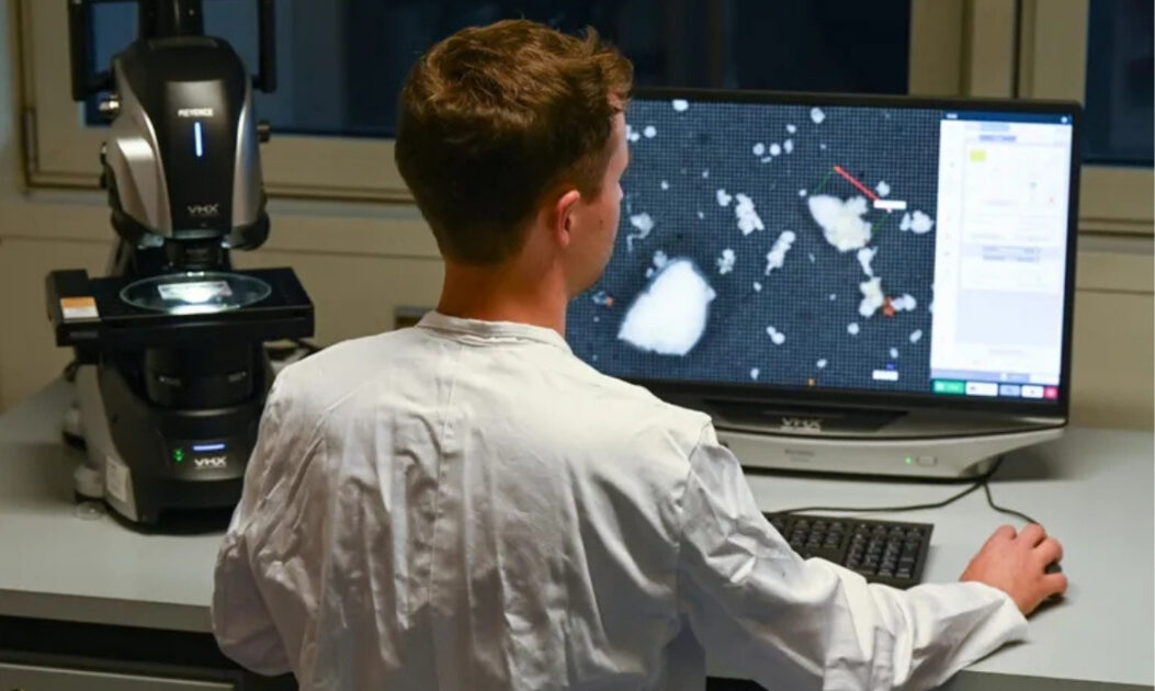 Imagem de microscopia mostra partículas de plástico em microscópio 3D. 
