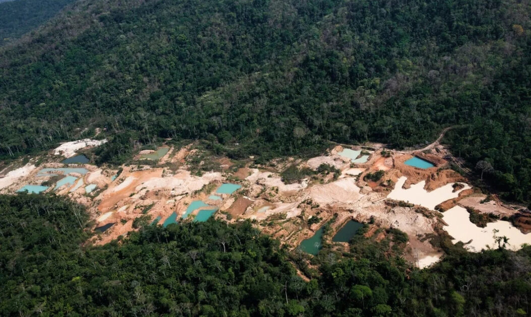 Área de mineração em plena floresta amazônica, com desmatamento e solo exposto, ilustrando os impactos da mineração global em regiões ambientalmente sensíveis. Foto: Divulgação WWF-Brasil/ Araquém Alcântara