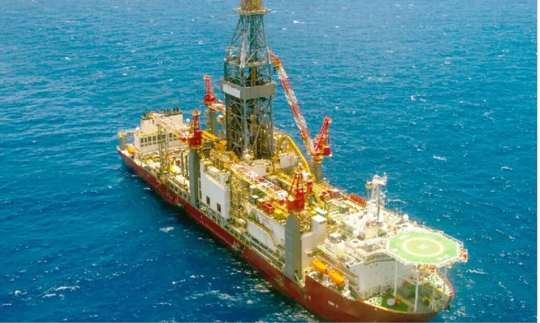 Exploração de petróleo na Foz do Amazonas enfrenta forte rejeição popular 1 Navio-sonda de petróleo em alto-mar, ilustrando exploração offshore.
