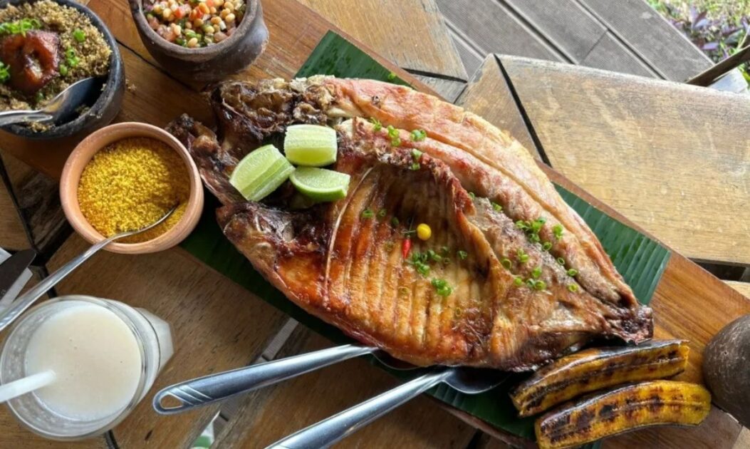 Prato de pirarucu preparado pelo chef Saulo Jennings em seu restaurante Casa do Saulo, com ingredientes típicos da Amazônia e apresentação regional.