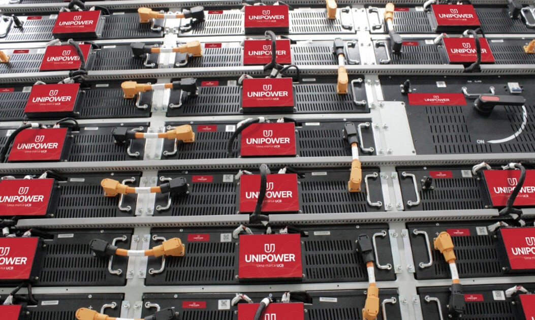 Baterias estacionárias da UCB Power, com tecnologia LFP, utilizadas em sistemas de energia limpa para regiões remotas.