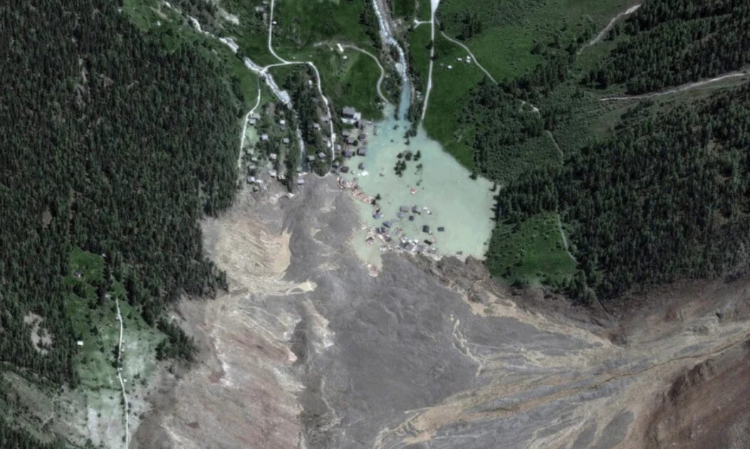 Imagem aérea do vilarejo suíço de Blatten soterrado por rochas, água e lama após derretimento das geleiras suíças e instabilidade do permafrost.