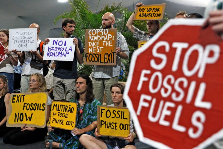 Manifestantes seguram faixas contra combustíveis fósseis em protesto na COP30, em Belém. Foto: Bruno Peres / Agência Brasil.