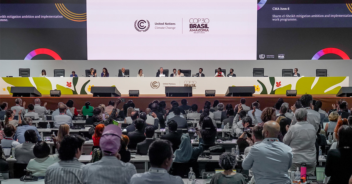 Plenária de encerramento da COP30 em Belém. Conferência terminou sem acordo sobre combustíveis fósseis, frustrando ambientalistas e especialistas.