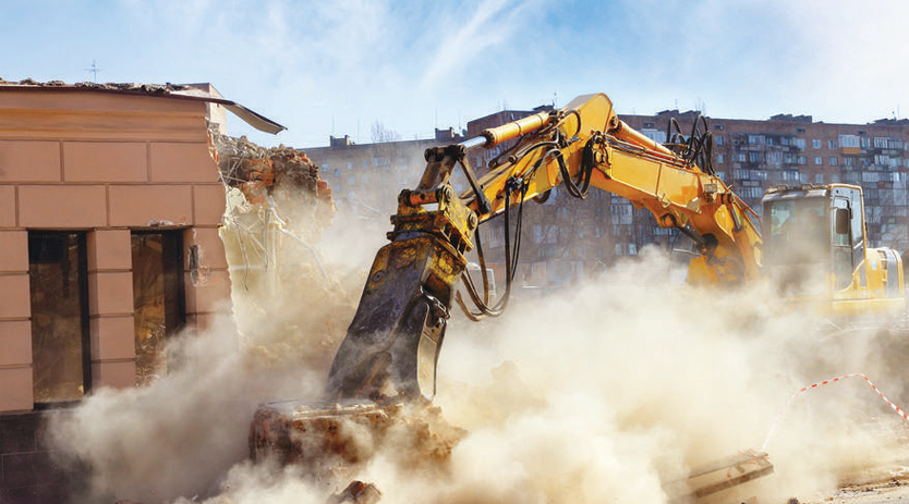 Obra urbana com solo exposto e nuvem de poeira no ar, ilustrando como mudanças ambientais favorecem o impacto dos fungos na saúde.