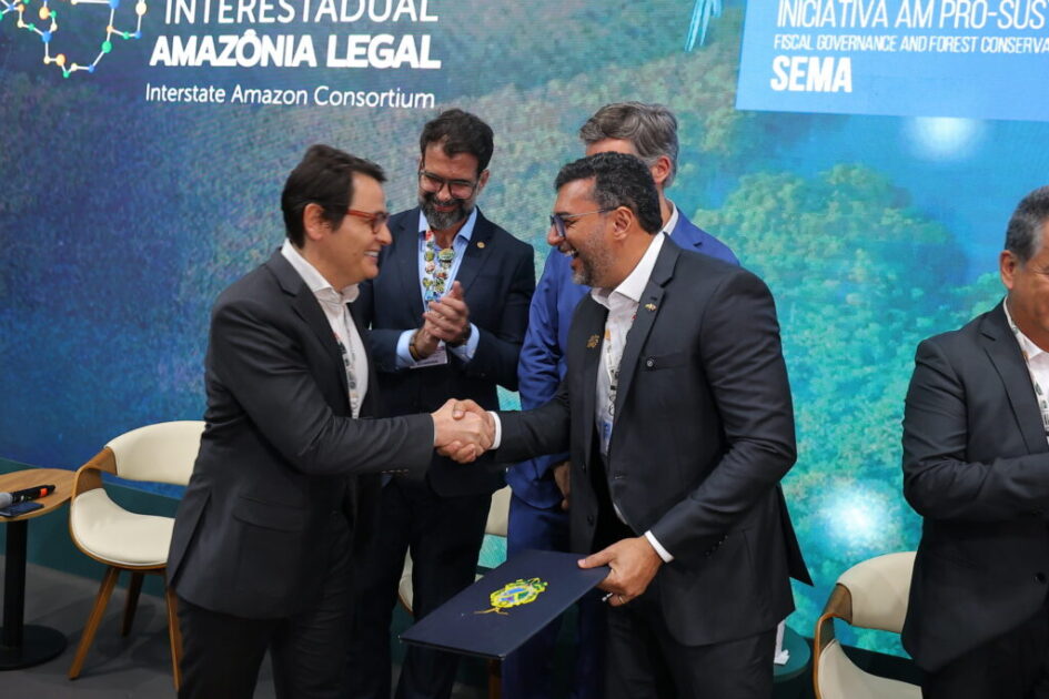 Wilson Lima aperta a mão de CEO da Future Climate durante assinatura de contrato que firmou projeto de geração de créditos de carbono, em Belém.