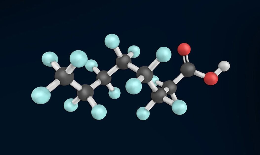 Representação tridimensional da molécula de PFAS, alvo de estudos com bactéria para descontaminação da água.