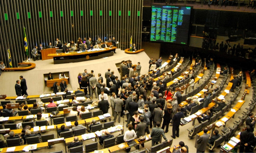Plenário da Câmara dos Deputados, onde se decide a política climática no Brasil. Apesar da pressão social, Legislativo tem adotado medidas contrárias à pauta ambiental.