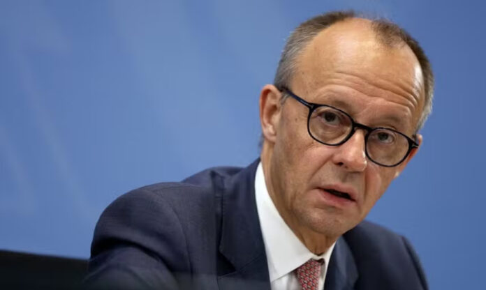 Friedrich Merz discursa em púlpito; fala sobre Belém repercutiu durante a COP30.