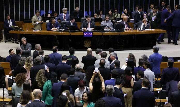 Parlamentares votam no plenário do Congresso Nacional durante sessão sobre vetos ao licenciamento ambiental.