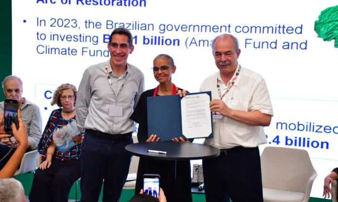 Autoridades e empresários durante assinatura de contratos do Fundo Clima na COP30.