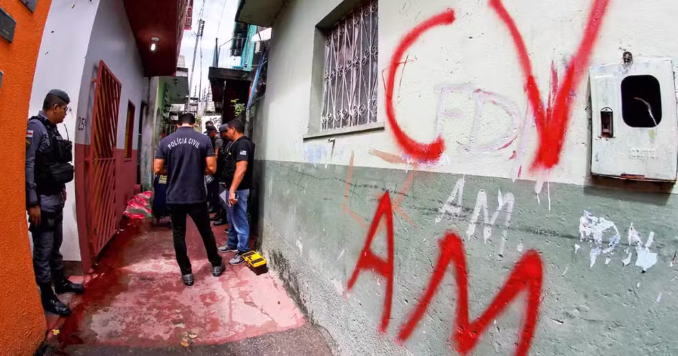 Pichação “CV AM” representando atuação das facções criminosas na Amazônia Legal em áreas urbanas e periféricas.